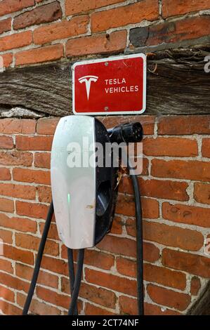 Allemagne, Tesla e-automobile, station de charge électrique privée à la maison / DEUTSCHLAND, Friedrichsruh, privée Ladestation fuer das E-Auto Tesla an einer Fachwerkfassade Banque D'Images