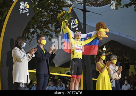 Podium final Tadej Pogacar de l'équipe des Émirats Arabes Unis, vainqueur du Tour de France 2020, course cycliste 21, Mantes la jolie - Paris Champs-Elys.es Banque D'Images