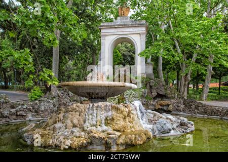 Fontaine d'Aesculapius - c'est l'une des plus belles et grandioses fontaines de la Villa Borghèse, l'œuvre de Luigi Canina (1834) Banque D'Images