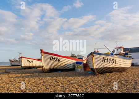 Aldeburgh, Suffolk. ROYAUME-UNI. 2020. Bateaux de pêche abandonnés sur la plage d'Aldeburgh dans une belle lumière de soirée. Banque D'Images