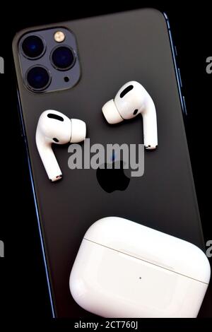 IPhone 11 Pro avec AirPods Pro avec chargement sans fil Cas Banque D'Images