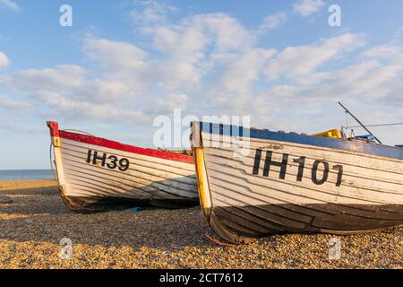 Aldeburgh, Suffolk. ROYAUME-UNI. 2020. Bateaux de pêche abandonnés sur la plage d'Aldeburgh dans une belle lumière de soirée. Banque D'Images