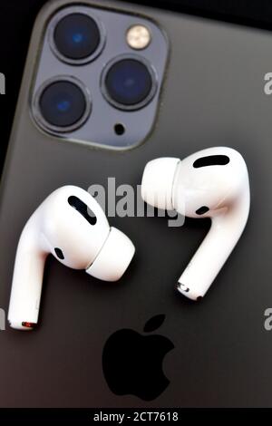 IPhone 11 Pro avec AirPods Pro Banque D'Images