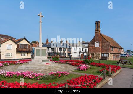 Aldeburgh, Suffolk. ROYAUME-UNI. 2020. Vue sur le War Memorial, le Moot Hall et le Mill Inn pub à Aldeburgh, Banque D'Images