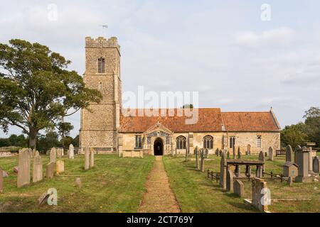 Snape, près d'Aldeburgh, Suffolk. ROYAUME-UNI. 2020. Extérieur de l'église Saint-Jean-Baptiste, Snape. Banque D'Images
