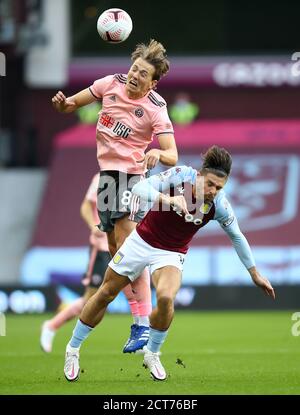 Sander Berge de Sheffield United (à gauche) et Jack Grealish d'Aston Villa se battent pour le ballon lors du match de la Premier League à Villa Park, Birmingham. Banque D'Images