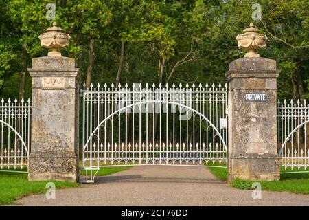 Halesworth Road, Heveningham, Suffolk. ROYAUME-UNI. 2020. Portes arrière à l'entrée de Heveningham Hall. Banque D'Images