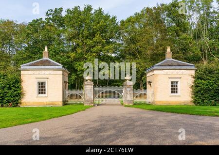 Halesworth Road, Heveningham, Suffolk. ROYAUME-UNI. 2020. Portes arrière à l'entrée de Heveningham Hall. Banque D'Images