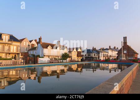 Aldeburgh, Suffolk. ROYAUME-UNI. 2020. Vue sur le Moot Hall et le War Memorial depuis l'étang de navigation. Banque D'Images