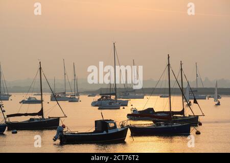 Slaughden, Aldeburgh, Suffolk. ROYAUME-UNI. 15 septembre 2020. Scène de yachts et de bateaux amarrés sur la rivière ADLE au Yacht Club d'Aldeburgh dans la soirée. Banque D'Images