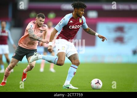 Oliver Burke de Sheffield United (à gauche) et Tyrone Mings d'Aston Villa en action pendant le match de la Premier League à Villa Park, Birmingham. Banque D'Images