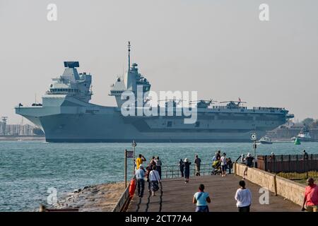 HMS Queen Elizabeth (R08) départ de Portsmouth (Royaume-Uni) le 21 septembre 2020 pour des exercices navals nationaux multiples. Banque D'Images