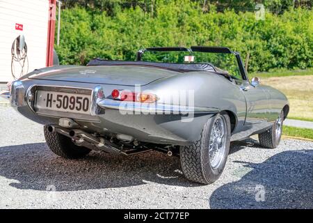 OYE, NORVÈGE - 2018 JUIN 09. E Jaguar de type 4.2 litres garés à l'extérieur de l'hôtel historique Union Oye. Banque D'Images
