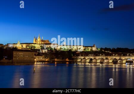 PRAGUE, RÉPUBLIQUE TCHÈQUE - 2015 SEPTEMBRE 28. Vue de nuit sur la vieille ville romantique de Prague avec le pont Charles et vue sur le château de la ville. Banque D'Images