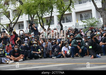 Bangkok, Thaïlande. 20 septembre 2020. (9/20/2020) des volontaires, hommes et femmes, gardent le Front Uni de Thammasat et de démonstration, lors de cette grande rencontre d'étudiants le 20 septembre 2020 (photo de Teera Noisakran/Pacific Press/Sipa USA) crédit: SIPA USA/Alay Live News Banque D'Images