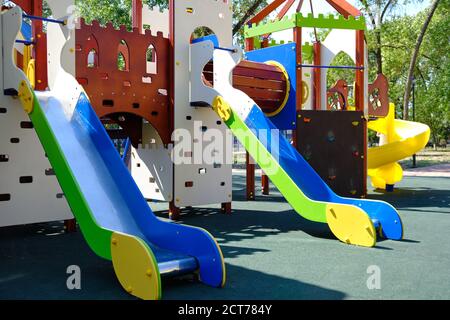 Aire de jeux pour enfants avec toboggans colorés dans le parc Banque D'Images