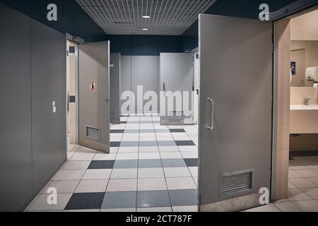 Couloir des toilettes avec portes ouvertes dans un aéroport Banque D'Images