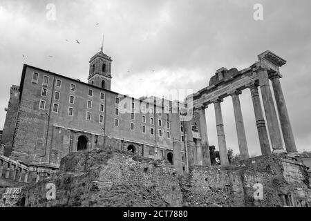 Vue imprenable sur le temple du Vespasien et du Titus et le Tabularium sur la colline du Capitole à Forum Romanum, Rome, Italie Banque D'Images