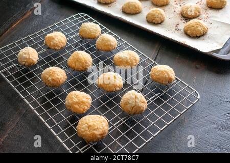 Ghreyba (cookies marocains à la noix de coco) refroidissement sur un rack en fil : cookies à la noix de coco refroidissement sur un rack en fil métallique Banque D'Images