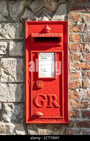 Une boîte postale murale britannique en fonte rouge du règne du roi George VI (GR), York, Royaume-Uni Banque D'Images