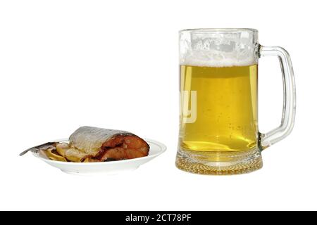 Verre avec une bière incroyable, un morceau de poisson sur une assiette sur un fond blanc Banque D'Images