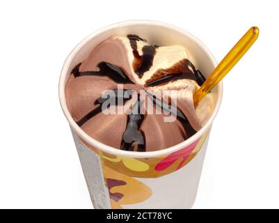 Crème glacée au chocolat et au citron avec sauce au chocolat sur un moulis blanc Banque D'Images