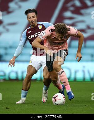 Jack Grealish de Aston Villa et Sander Berge de Sheffield United (à droite) se battent pour le ballon lors du match de la Premier League à Villa Park, Birmingham. Banque D'Images