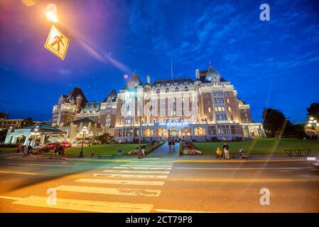 ÎLE DE VANCOUVER, CANADA - le 14 AOÛT 2017 : l'hôtel Empress de nuit, édifice médiéval dans le port de Victoria. Banque D'Images