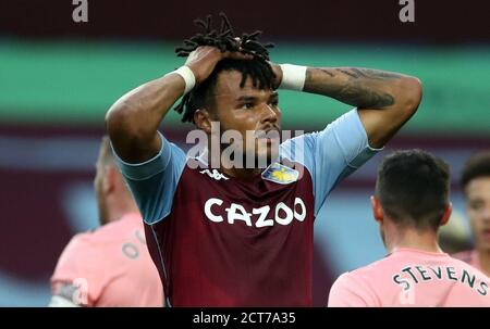 Le Tyrone Mings d'Aston Villa réagit à la fin de la première moitié après une chance manquée tard lors du match de la Premier League à Villa Park, Birmingham. Banque D'Images