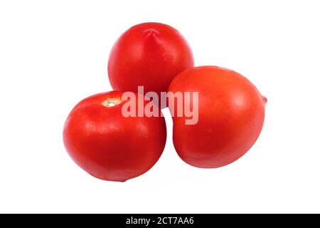 Trois tomates rouges entières sur un fond blanc, isolées Banque D'Images