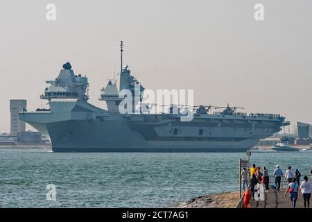 HMS Queen Elizabeth (R08) départ de Portsmouth (Royaume-Uni) le 21 septembre 2020 pour des exercices navals nationaux multiples. Banque D'Images