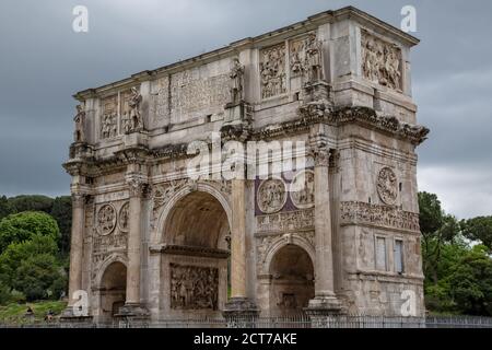 Arc de Constantine ou Arco di Costantino ou Arche de Triumphal (ad 312), l'une des trois arches triumphales romaines anciennes encore présentes à Rome, en Italie Banque D'Images