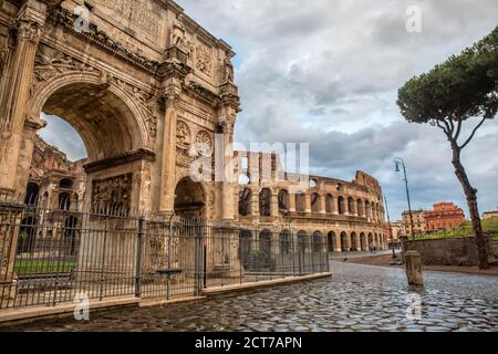 Vue panoramique sur les ruines romaines anciennes dans le centre de Rome. Le Colisée et l'Arc de Constantine à Rome - célèbres bâtiments romains, Rome, Italie Banque D'Images