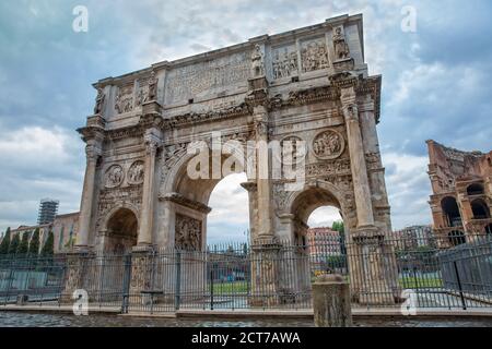 Arc de Constantine ou Arco di Costantino ou Arche de Triumphal (ad 312), l'une des trois arches triumphales romaines anciennes encore présentes à Rome, en Italie Banque D'Images