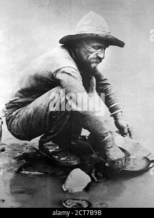Ruée vers l'or de Californie. Le prospecteur d'or recherche l'or en 1850 pendant la ruée vers l'or de la Californie (1848–1855), qui a débuté en janvier 1848 à Coloma, en Californie. Banque D'Images