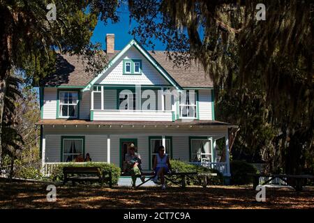 Guptill House, 1901, tableau blanc, bordure verte, porche, personnes assises, arbres, bancs, Hill Cottage, Historic Spanish point, Floride, Osprey, FL Banque D'Images