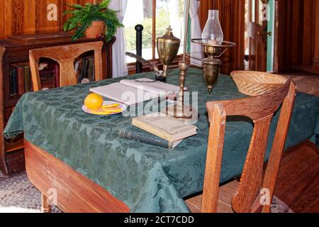 Meubles anciens, époque des pionniers de la Floride, Guptill House, 1901, table, stylo à douille, lampe à huile, livres, Historic Spanish point, Floride, Osprey, FL Banque D'Images