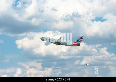 CHARLOTTE, NC (USA) - 24 août 2019: An American Airlines - Boeing 737-823 en vol peu après le décollage de Charlotte-Douglas International Airp Banque D'Images