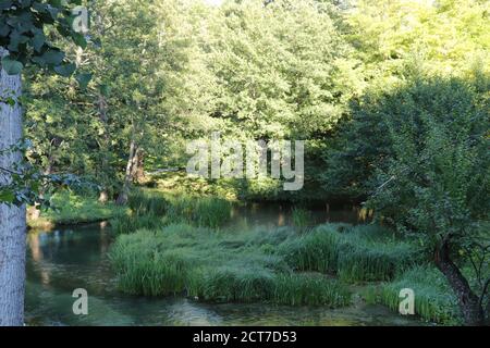 Calme zone verte du lac de Pliva près de la ville de Jajce en Bosnie-Herzégovine Banque D'Images