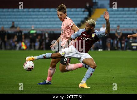 Douglas Luiz d'Aston Villa et Sander Berge de Sheffield United (à gauche) se battent pour le ballon lors du match de la Premier League à Villa Park, Birmingham. Banque D'Images