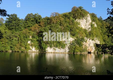 Calme zone verte du lac de Pliva près de la ville de Jajce en Bosnie-Herzégovine Banque D'Images