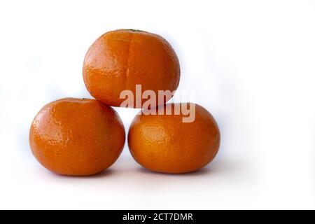 Pile de trois tangerines sur fond blanc Banque D'Images