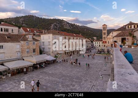 Hvar/ Croatie-6 août 2020: Belle ville de Hvar photographiée depuis la terrasse du plus ancien théâtre de l'île, avec vue sur l'église Saint-Étienne Banque D'Images