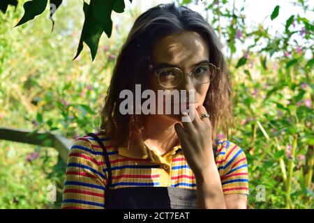 Portrait d'une jeune personne en lunettes à l'extérieur Banque D'Images