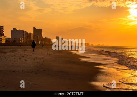 Tôt le matin à la plage de l'océan atlantique. Magnifique paysage marin avec le soleil levant sur l'océan Atlantique calme. Caroline du Sud, région de Myrtle Beach, États-Unis Banque D'Images