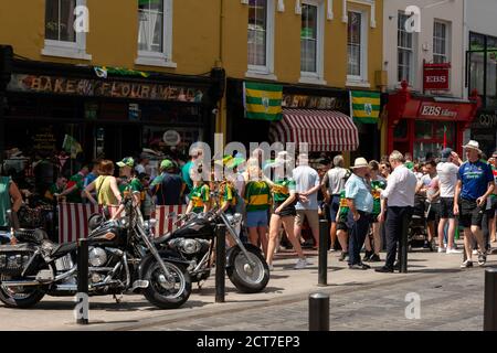 Killarney Streets regorgeait de supporters pour le dernier match des quatre décisionnaires du GAA Football All-Ireland. Killarney, comté de Kerry, Irlande. 14 juillet 2019. Banque D'Images