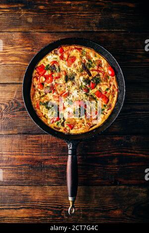 La Frittata avec brocoli et poivron rouge en fonte poêlon Banque D'Images