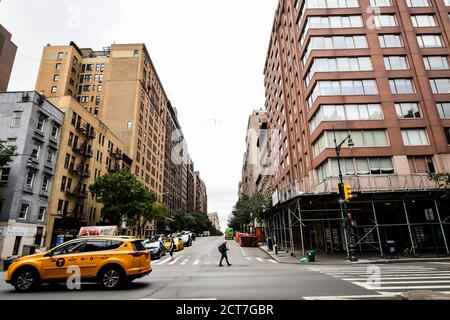 Un gros plan d'une rue animée de la ville de New York. Un piéton traversant la rue et un taxi jaune sur la route. Photo de haute qualité Banque D'Images