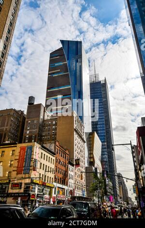 Une rue de la ville remplie de circulation entourée de grands bâtiments à New York. Photo de haute qualité Banque D'Images