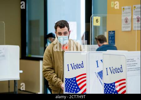 Un homme quitte son stand après avoir voté au palais de justice du comté d'Arlington le troisième jour du vote en personne à Arlington, va, le lundi 21 septembre 2020. L'État de Virginie a commencé à voter tôt en personne pour l'élection générale de 2020 le vendredi 18 septembre 2020. (Photo de Rod Lamkey Jr./SIPA USA) crédit: SIPA USA/Alay Live News Banque D'Images